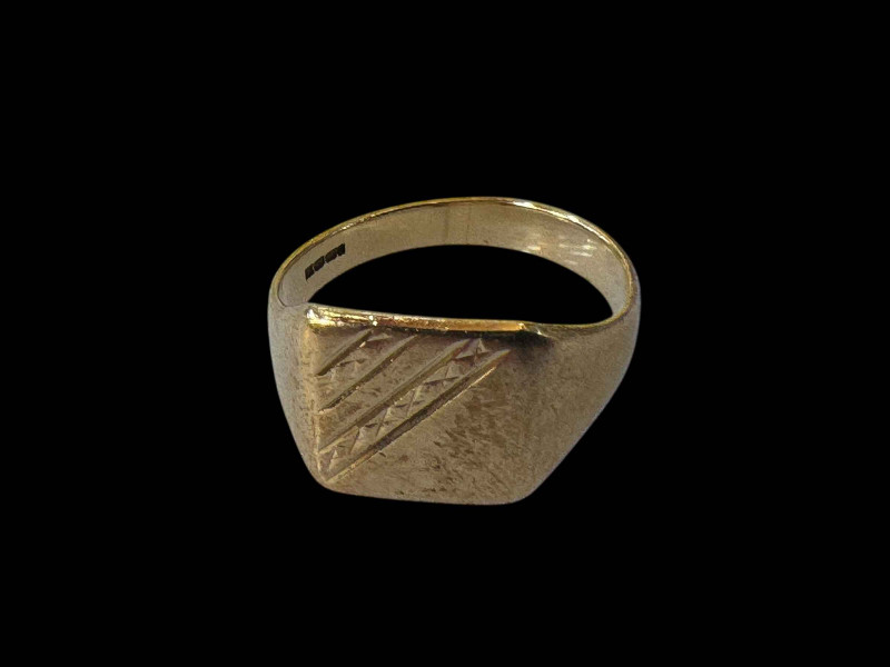 Gent's 9 carat gold signet ring.