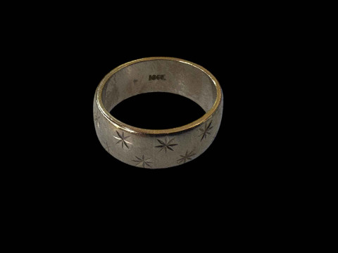 18kt white gold wedding band.