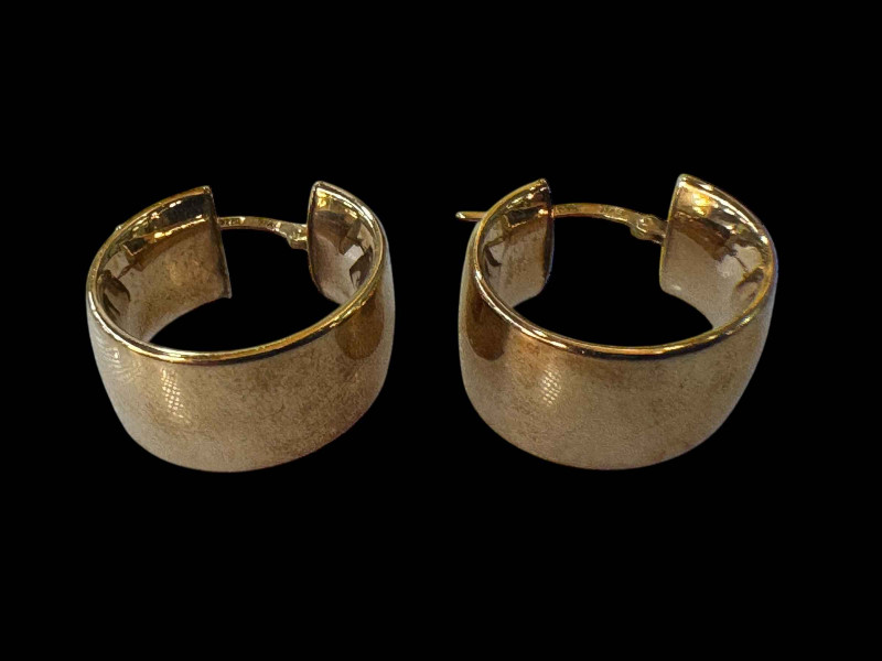 Pair 9 carat gold band earrings.