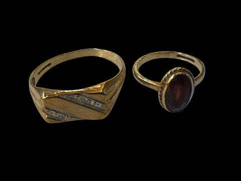 9 carat gold gent's ring and small 9 carat gold garnet ring (2).