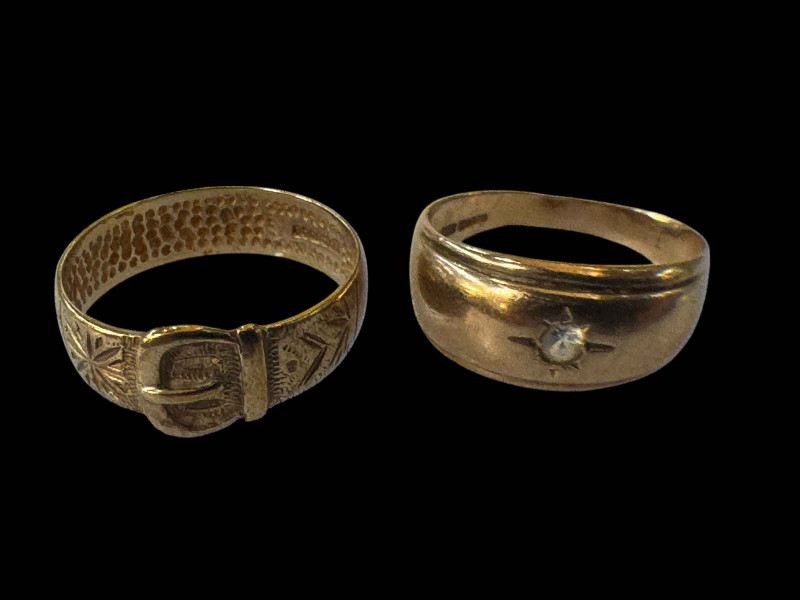 Two 9 carat gold rings, one buckle, one with gem (2).