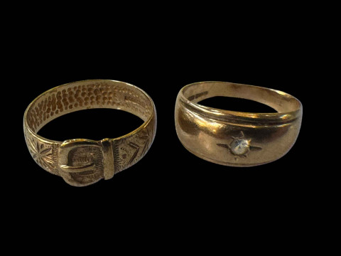 Two 9 carat gold rings, one buckle, one with gem (2).