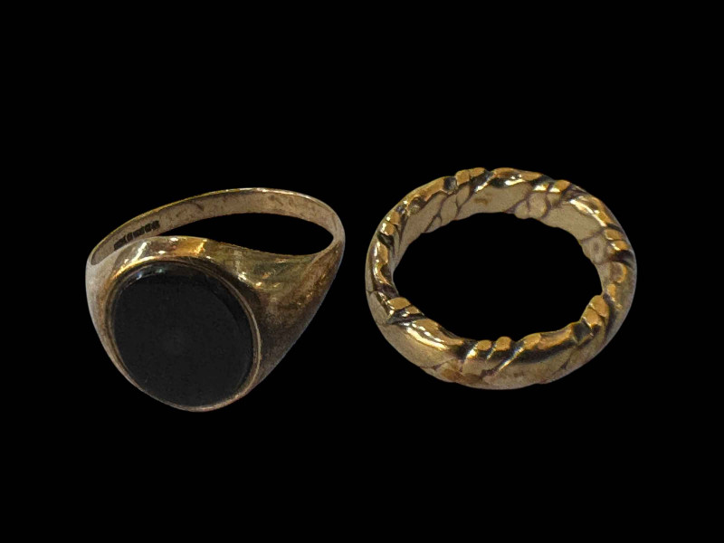 9 carat gold band ring and 9 carat black onyx ring (2).