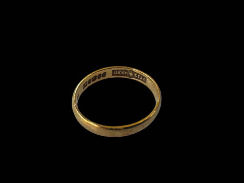 22 carat gold band ring.