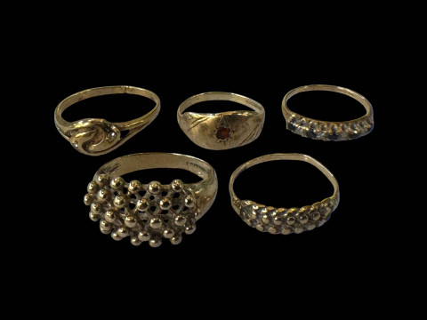 Five 9 carat gold rings, one gem set.