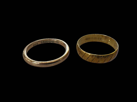 18 carat and 9 carat gold band rings (2).