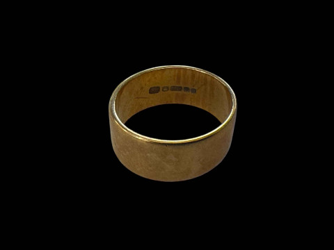 18 carat gold wedding band.