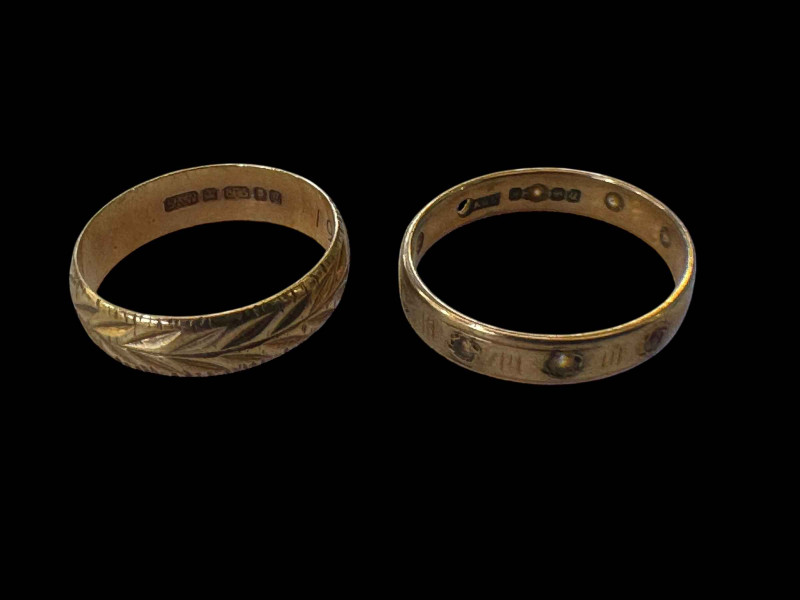 Two 9 carat gold band rings.