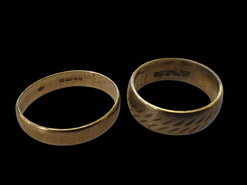 Two 9 carat gold band rings.