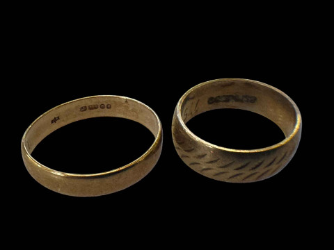Two 9 carat gold band rings.
