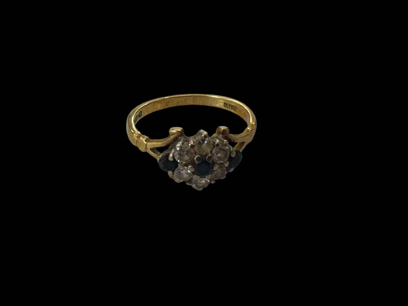 Diamond and sapphire 18 carat gold cluster ring, size M.