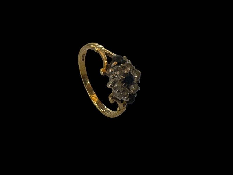 Diamond and sapphire 18 carat gold cluster ring, size M.