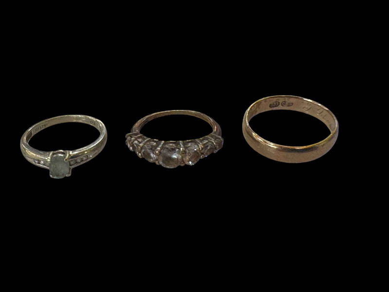 8 carat gold wedding band and two 9 carat gold gem set rings (3).