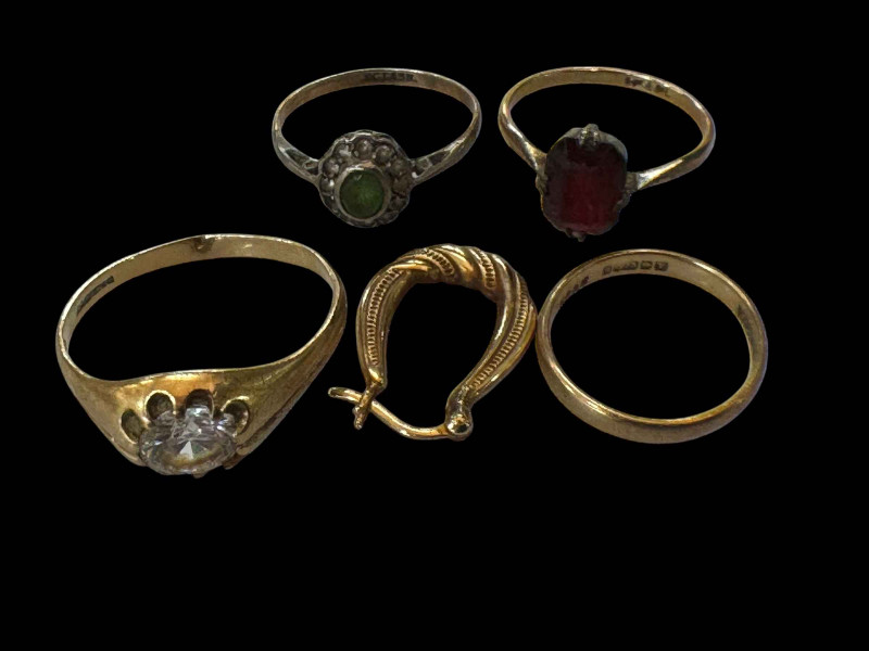 Four 9 carat gold rings, three gem set and gold earring (5).