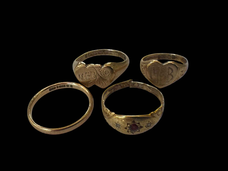 Three 9 carat gold rings and cut ring (4).