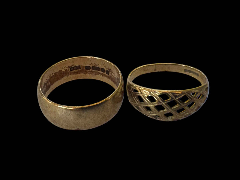 Two 9 carat gold rings.