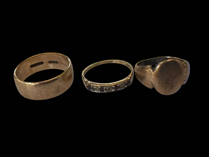 9 carat gold wedding band and two 9 carat gold rings (3).
