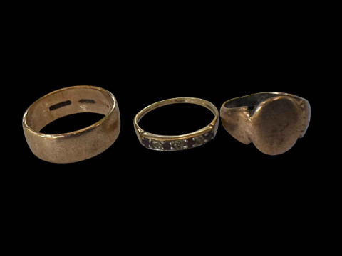 9 carat gold wedding band and two 9 carat gold rings (3).
