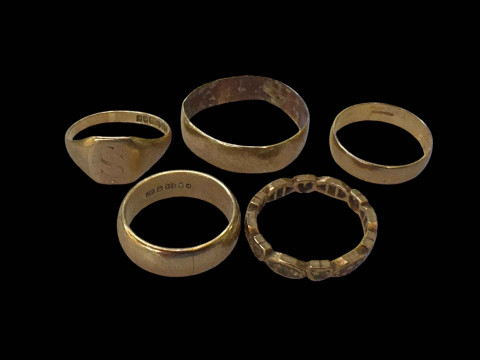 Five 9 carat gold rings.