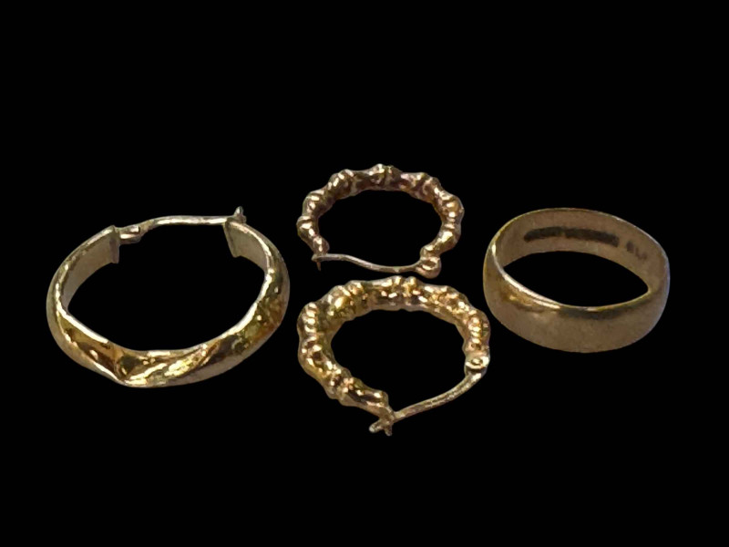 9 carat gold band ring and pair and odd earring (3).