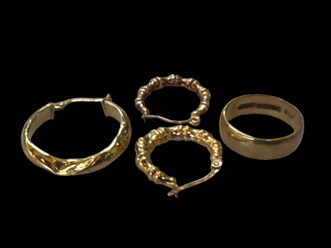9 carat gold band ring and pair and odd earring (3).