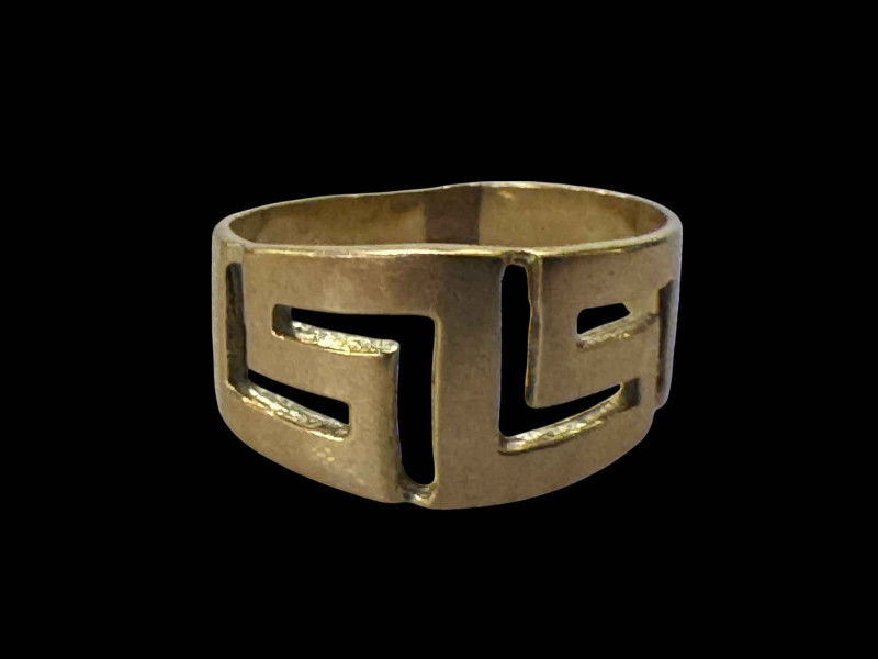 14k gold gent's Grecian key design ring, size V.