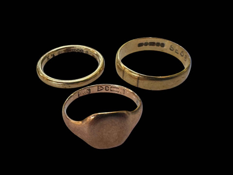 Three 9 carat gold rings.