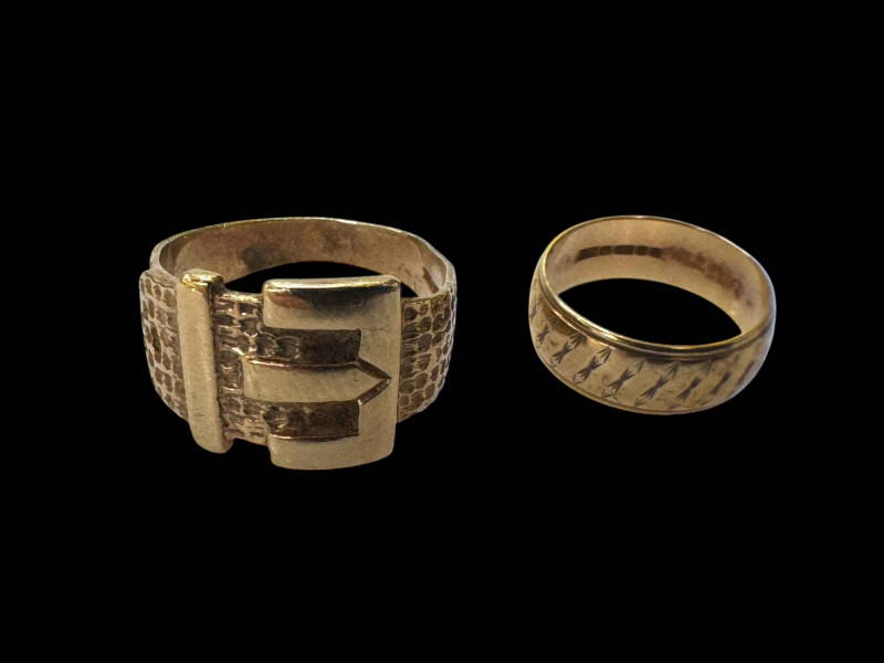 9 carat gold buckle ring and 9 carat band rings (2).
