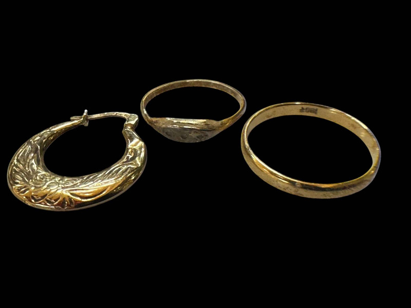 Two 18 carat gold rings and single 9 carat gold earring (3).