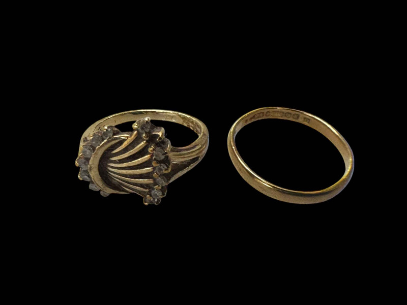 9 carat gold gem set ring and 9 carat band ring (2).