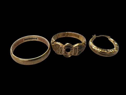 15 carat gold ring (missing stones), 9 carat gold ring and single earring...