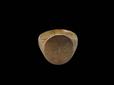Gent's 9 carat gold ring.