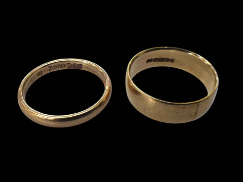 Two 9 carat gold wedding bands.