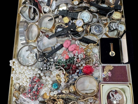 Tray lot of watches and jewellery.