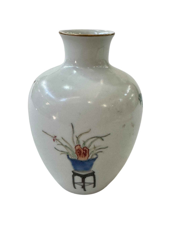 Chinese famille rose vase with female decoration, 13.5cm.