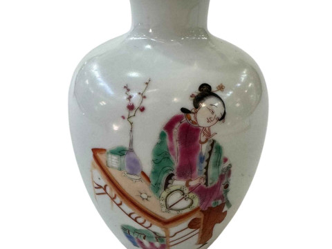 Chinese famille rose vase with female decoration, 13.5cm.
