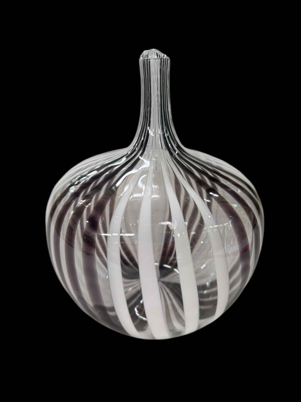 Mike Hunter, Twist Glass Studio, Glasgow, large art glass vase, signed on the base, 22.5cm.