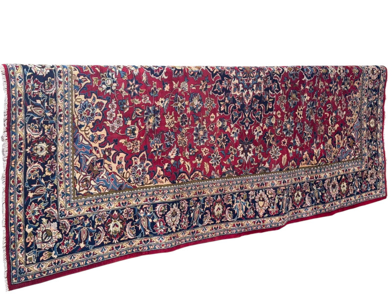 Hand knotted Persian Isfhan carpet 3.57 by 2.52.