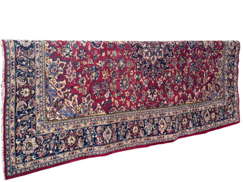 Hand knotted Persian Isfhan carpet 3.57 by 2.52.