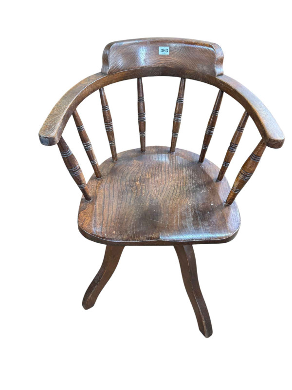 Early 20th Century swivel office desk chair.