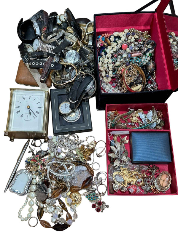 Collection of costume jewellery.