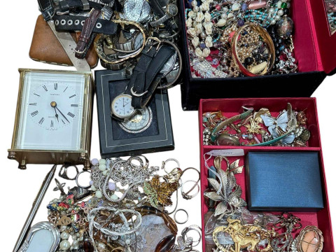 Collection of costume jewellery.