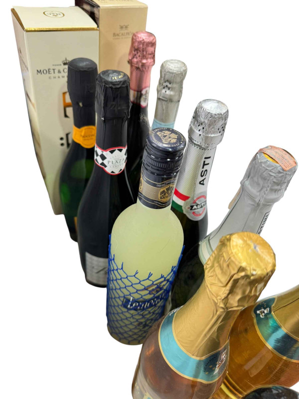 Collection of Champagne, Prosecco and Wine including Moet & Chandon 750ml, Moscatel de Setubal 75cl, etc.