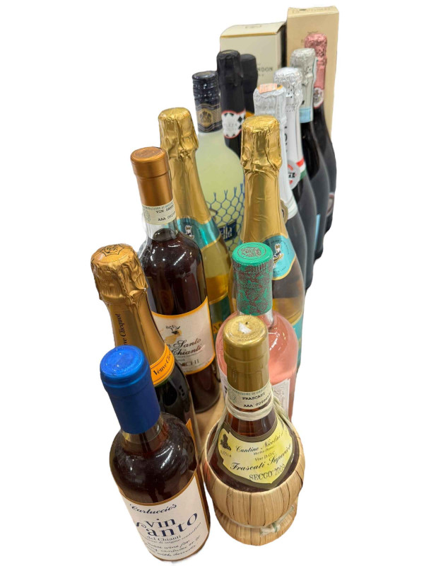 Collection of Champagne, Prosecco and Wine including Moet & Chandon 750ml, Moscatel de Setubal 75cl, etc.