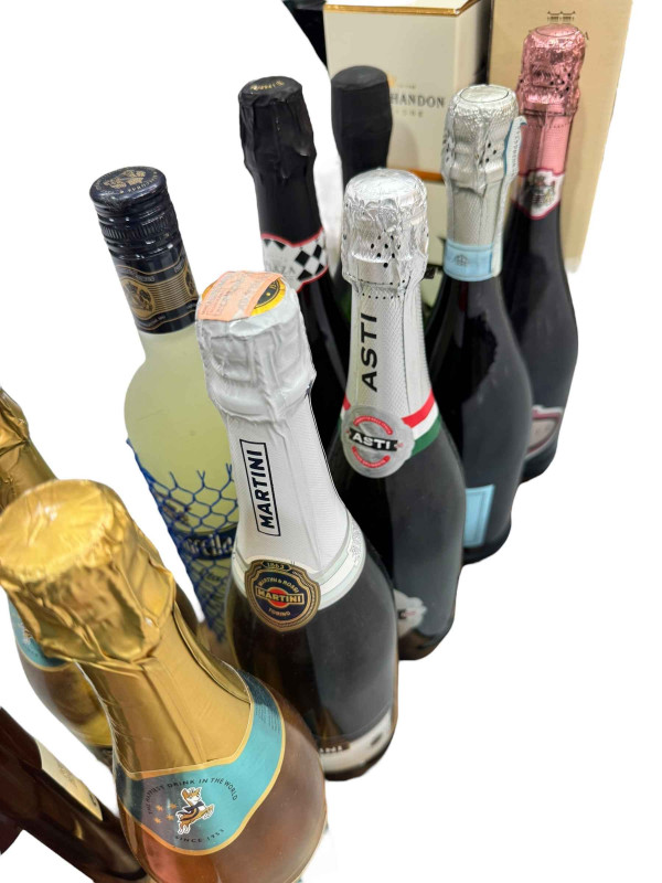 Collection of Champagne, Prosecco and Wine including Moet & Chandon 750ml, Moscatel de Setubal 75cl, etc.
