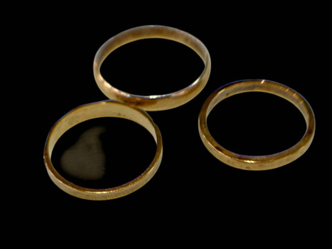 Three 9 carat gold band rings.