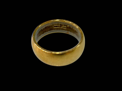 18 carat gold gents wedding band.