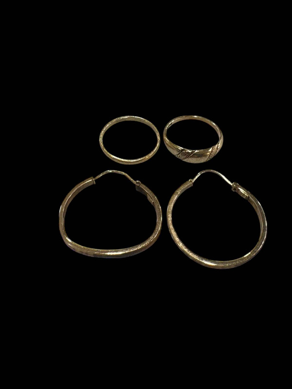 18 carat gold band ring, 9 carat gold ring and hoop earrings (3).