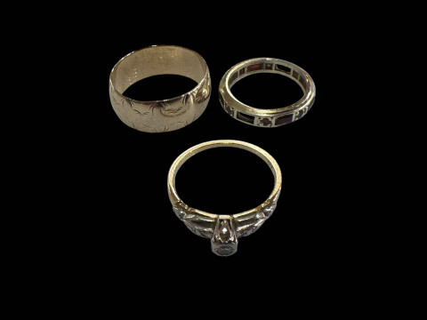 Diamond single stone 18 carat gold ring, 9 carat gold wedding band and...