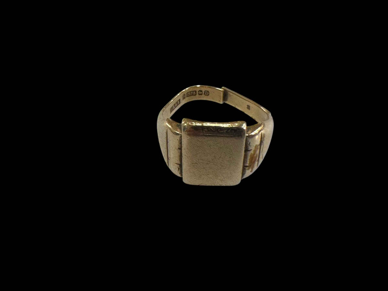 9 carat gold gents signet ring, cut.